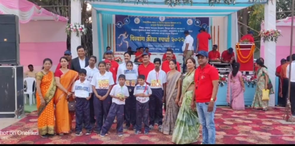 क्रीडा उपक्रमात सहभागी विद्यार्थी