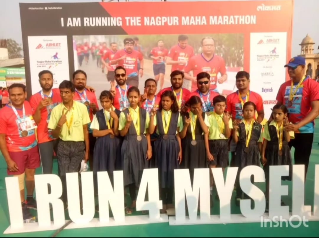 शाळेतील मुलांचे आनंदी वातावरण